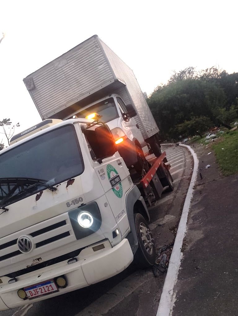 Guincho 24 horas transportando caminhão baú em Diadema