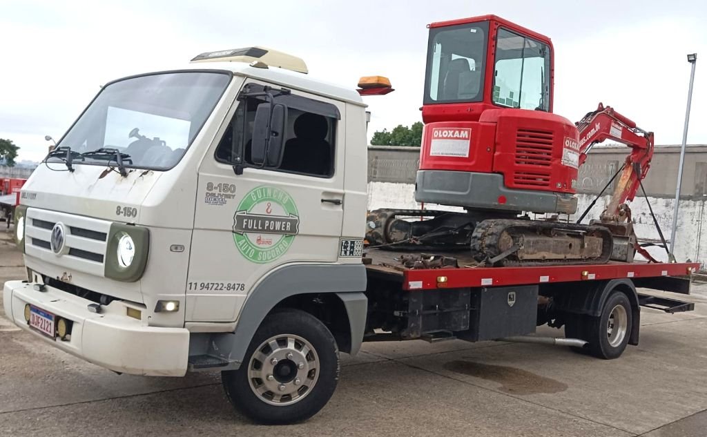 Frota Will Guinchos - caminhão plataforma transportando equipamento em Diadema